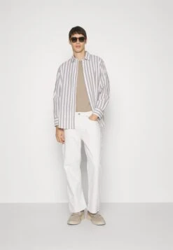 Pier One Carpenter Colored Twill- Straight Leg Jeans - Off-White -Pier One 29e7ba99742e4a9a8b1cecfac2f50735