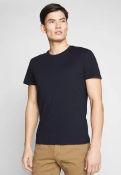 Pier One 2 Pack - T-Shirt Basic - White/Dark Blue 10 Pier One 2 Pack - T-Shirt Basic - White/Dark Blue -Pier One 29e824f9825c4b58be6620e83ee4ac6b