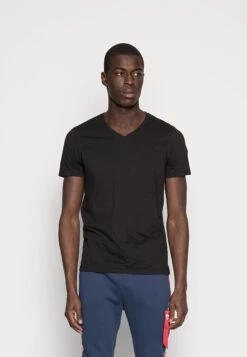 Pier One 3 Pack- T-Shirt Basic - Black -Pier One 3fa75a3949774380909723bffc57177e