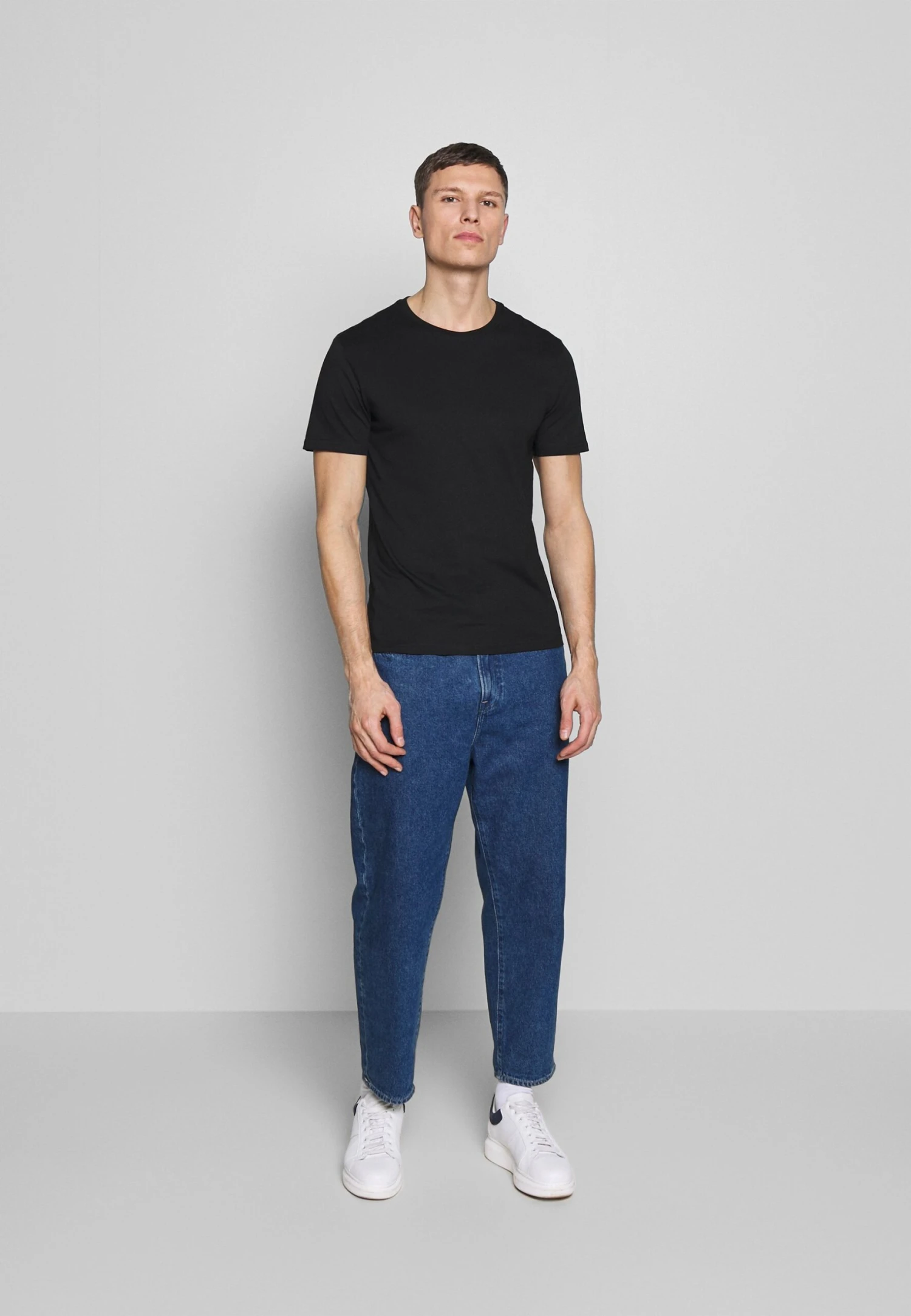 Pier One 5 Pack - T-Shirt Basic - Black/White/Blue 3 Pier One 5 Pack - T-Shirt Basic - Black/White/Blue