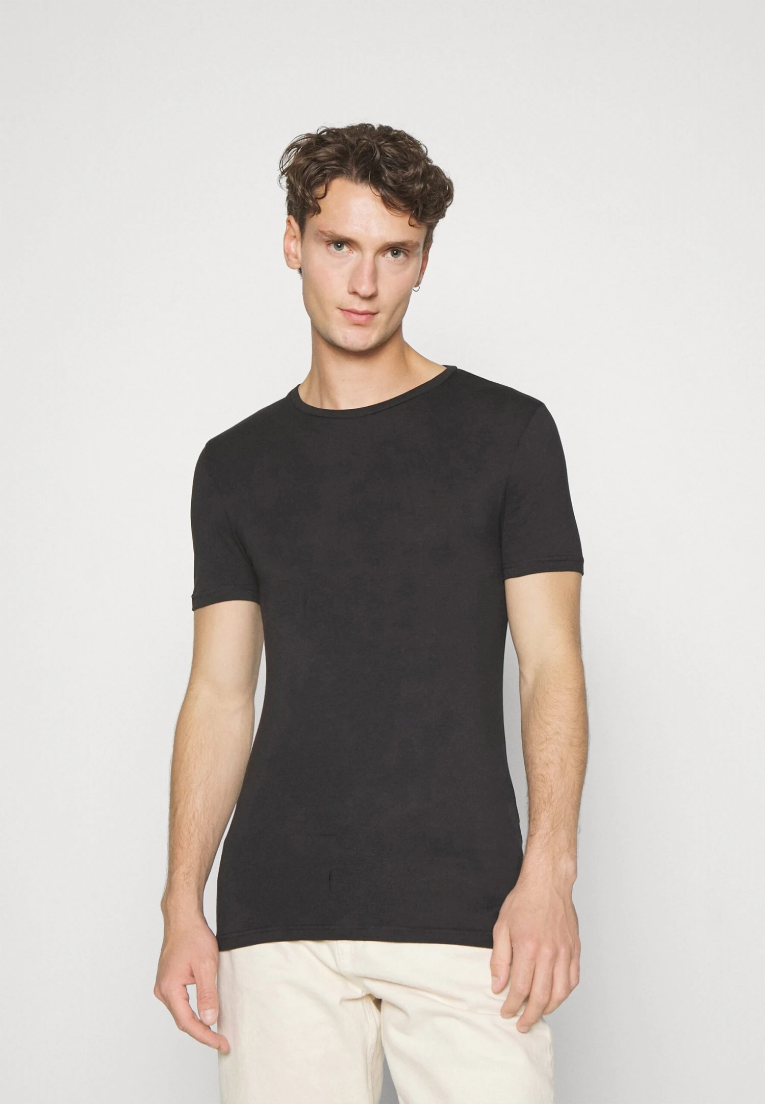 Pier One 3 Pack Muscle Fit- T-Shirt Basic - Black 4 Pier One 3 Pack Muscle Fit- T-Shirt Basic - Black - Afbeelding 2