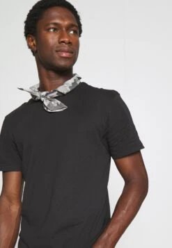 Pier One 3 Pack - T-Shirt Basic - Black/Mottled Dark Grey/Bordeaux 15 Pier One 3 Pack - T-Shirt Basic - Black/Mottled Dark Grey/Bordeaux -Pier One ae9b9691c10949c5b4edc17929f8c13a