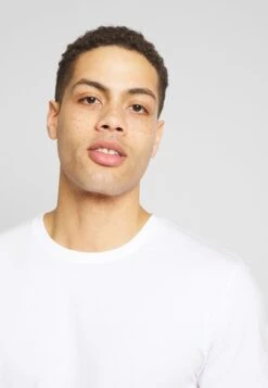 Pier One 3 Pack - T-Shirt Basic - White/Dark Blue/Red 11 Pier One 3 Pack - T-Shirt Basic - White/Dark Blue/Red -Pier One bb58520a3fdd4addbd204975d9a479ed