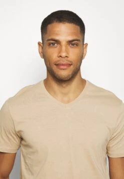 Pier One 3 Pack - T-Shirt Basic - Khaki/Tan/Dark Blue 15 Pier One 3 Pack - T-Shirt Basic - Khaki/Tan/Dark Blue -Pier One bbffca6578f845cdab35cb6a6e69d608