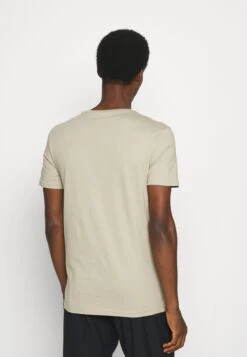 Pier One 5 Pack - T-Shirt Basic - White/Dark Grey/Black 11 Pier One 5 Pack - T-Shirt Basic - White/Dark Grey/Black -Pier One d4309172134f476283eb4fd8b00555ed